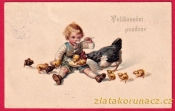 Dítě a kuřátka u společného talíře