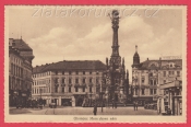 Olomouc - Masarykovo Náměstí - sloup, auta, koleje, lidé
