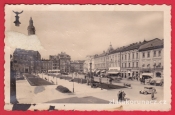 Prostějov - Masarykovo náměstí (auta, lidé)