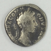 Řím císařství - Denár - Commodus 177-192, sedící Victorie, S-1505