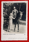 Voják na koni s dívkou